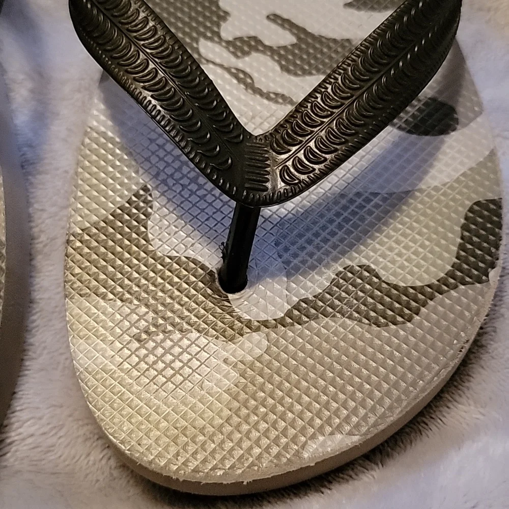OLD NAVY Gray Camo Flip Flop Sandals - Size L
